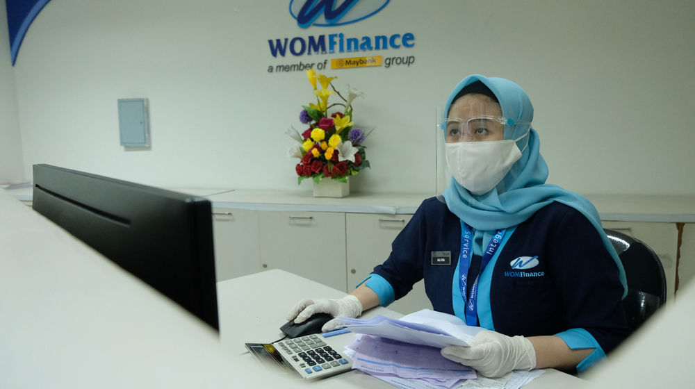<p>Karyawati beraktivitas di counter pelayanan nasabah kantor PT Wahana Ottomitra Multiartha Tbk. (WOM Finance) di Ciputat, Tangerang Selatan, Banten, Senin, 10 Agustus 2020. Perusahaan pembiayaan, PT Wahana Ottomitra Multiartha Tbk membukukan pendapatan sebesar Rp 1,129 triliun per Juni 2020. Realisasi pendapatan perseroan turun tipis dari pencapaian semester pertama tahun lalu sebesar Rp 1,251 triliun. Pencapaian ini memperlihatkan bahwa pandemi Covid-19 belum berdampak serius terhadap aktivitas pembiayaan perseroan selama paruh pertama 2020. Foto: Ismail Pohan/TrenAsia</p>
