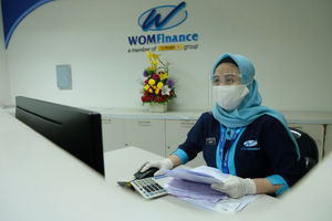 <p>Karyawati beraktivitas di counter pelayanan nasabah kantor PT Wahana Ottomitra Multiartha Tbk. (WOM Finance) di Ciputat, Tangerang Selatan, Banten, Senin, 10 Agustus 2020. Perusahaan pembiayaan, PT Wahana Ottomitra Multiartha Tbk membukukan pendapatan sebesar Rp 1,129 triliun per Juni 2020. Realisasi pendapatan perseroan turun tipis dari pencapaian semester pertama tahun lalu sebesar Rp 1,251 triliun. Pencapaian ini memperlihatkan bahwa pandemi Covid-19 belum berdampak serius terhadap aktivitas pembiayaan perseroan selama paruh pertama 2020. Foto: Ismail Pohan/TrenAsia</p>
