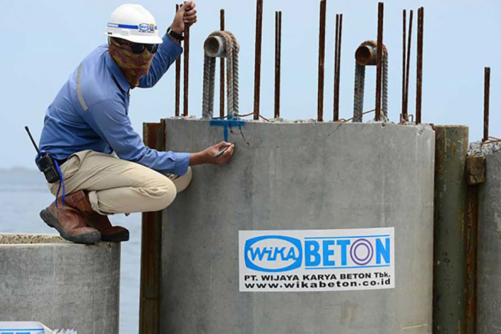>Pengerjaan produk beton milik PT Wijaya Karya Beton Tbk. 