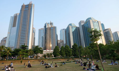 <p>Warga menikmati waktu bersantai di Hutan Kota Gelora Bung Karno (GBK) Senayan, Jakarta, Minggu, 30 Agustus 2020. Ruang terbuka hijau di tengah kawasan Ibu Kota tersebut menjadi salah satu tempat wisata alternatif bagi warga, khususnya kaum mileneal yang gemar berswafoto dan piknik menikmati senja disore hari. Foto: Ismail Pohan/TrenAsia</p>
