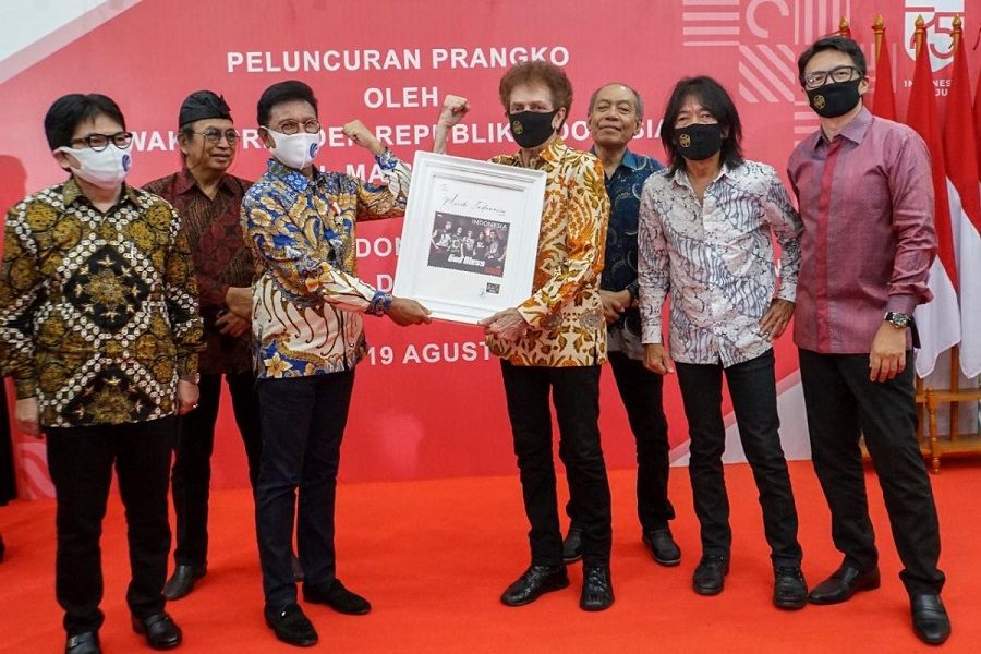 <p>Menteri Komunikasi dan Informatika Johnny G. Plate saat memberikan prangko khusus HUT ke-75 RI kepada grup musik legendaris Godbless. / Kominfo.go.id</p>
