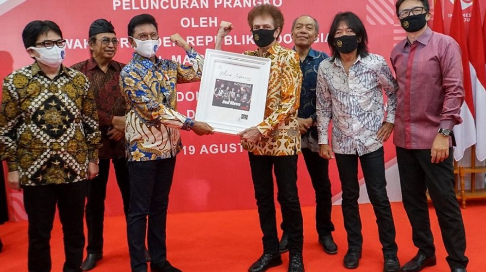 <p>Menteri Komunikasi dan Informatika Johnny G. Plate saat memberikan prangko khusus HUT ke-75 RI kepada grup musik legendaris Godbless. / Kominfo.go.id</p>
