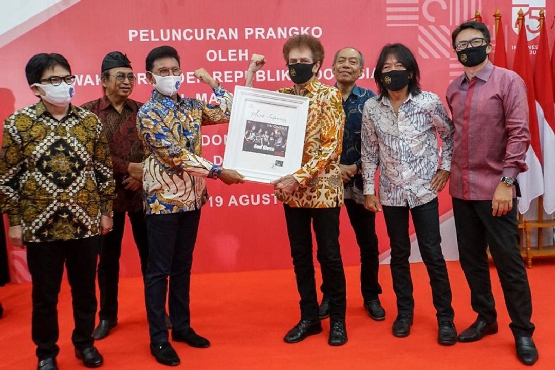 <p>Menteri Komunikasi dan Informatika Johnny G. Plate saat memberikan prangko khusus HUT ke-75 RI kepada grup musik legendaris Godbless. / Kominfo.go.id</p>
