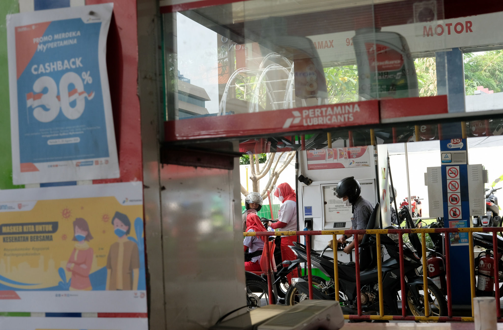 <p>Warga melakukan pengisian bahan bakar kendaraan di Stasiun Pengisian Bahan Bakar Umum (SPBU), di kawasan Kuningan, Jakarta, Senin, 10 Agustus 2020. Dalam rangka menyambut HUT Ke-75 RI Pertamina memberikan program &#8220;promo merdeka&#8221; pengembalian dana atau cashback sebesar 30 persen dengan pengembalian maksimal Rp 15.000, untuk pembelian BBM jenis Pertalite, Pertamax, Pertamax Turbo, Dexlite dan Pertamina Dex kepada masyarakat yang melakukan pembelian melalui aplikasi MyPertamina. Cashback bisa didapatkan diseluruh SPBU Pertamina yang sudah tersedia pembayaran dengan aplikasi MyPertamina selama periode 1-31 Agustus 2020. Foto: Ismail Pohan/TrenAsia</p>
