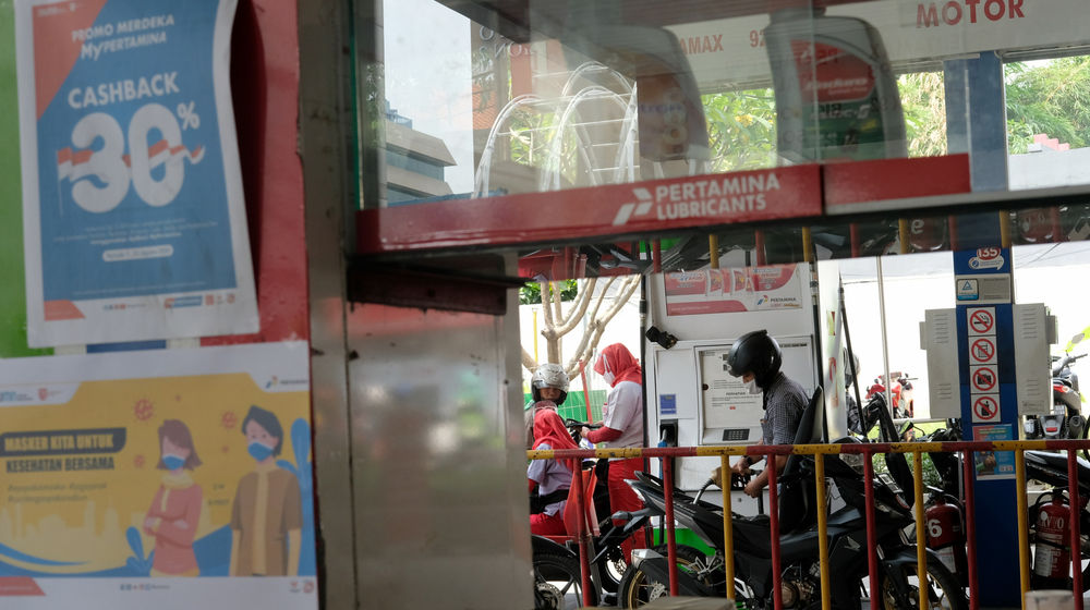<p>Warga melakukan pengisian bahan bakar kendaraan di Stasiun Pengisian Bahan Bakar Umum (SPBU), di kawasan Kuningan, Jakarta, Senin, 10 Agustus 2020. Dalam rangka menyambut HUT Ke-75 RI Pertamina memberikan program “promo merdeka” pengembalian dana atau cashback sebesar 30 persen dengan pengembalian maksimal Rp 15.000, untuk pembelian BBM jenis Pertalite, Pertamax, Pertamax Turbo, Dexlite dan Pertamina Dex kepada masyarakat yang melakukan pembelian melalui aplikasi MyPertamina. Cashback bisa didapatkan diseluruh SPBU Pertamina yang sudah tersedia pembayaran dengan aplikasi MyPertamina selama periode 1-31 Agustus 2020. Foto: Ismail Pohan/TrenAsia</p>
