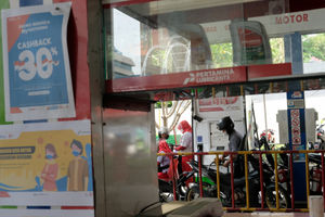 <p>Warga melakukan pengisian bahan bakar kendaraan di Stasiun Pengisian Bahan Bakar Umum (SPBU), di kawasan Kuningan, Jakarta, Senin, 10 Agustus 2020. Dalam rangka menyambut HUT Ke-75 RI Pertamina memberikan program “promo merdeka” pengembalian dana atau cashback sebesar 30 persen dengan pengembalian maksimal Rp 15.000, untuk pembelian BBM jenis Pertalite, Pertamax, Pertamax Turbo, Dexlite dan Pertamina Dex kepada masyarakat yang melakukan pembelian melalui aplikasi MyPertamina. Cashback bisa didapatkan diseluruh SPBU Pertamina yang sudah tersedia pembayaran dengan aplikasi MyPertamina selama periode 1-31 Agustus 2020. Foto: Ismail Pohan/TrenAsia</p>

