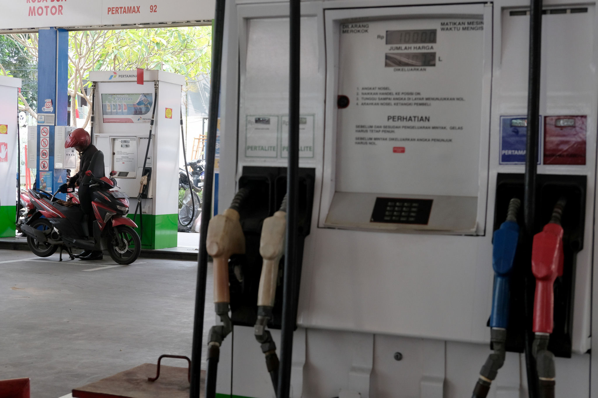 <p>Warga melakukan pengisian bahan bakar kendaraan di Stasiun Pengisian Bahan Bakar Umum (SPBU), di kawasan Kuningan, Jakarta, Senin, 10 Agustus 2020. Dalam rangka menyambut HUT Ke-75 RI Pertamina memberikan program &#8220;promo merdeka&#8221; pengembalian dana atau cashback sebesar 30 persen dengan pengembalian maksimal Rp 15.000, untuk pembelian BBM jenis Pertalite, Pertamax, Pertamax Turbo, Dexlite dan Pertamina Dex kepada masyarakat yang melakukan pembelian melalui aplikasi MyPertamina. Cashback bisa didapatkan diseluruh SPBU Pertamina yang sudah tersedia pembayaran dengan aplikasi MyPertamina selama periode 1-31 Agustus 2020<br />
 Foto: Ismail Pohan/TrenAsia</p>
