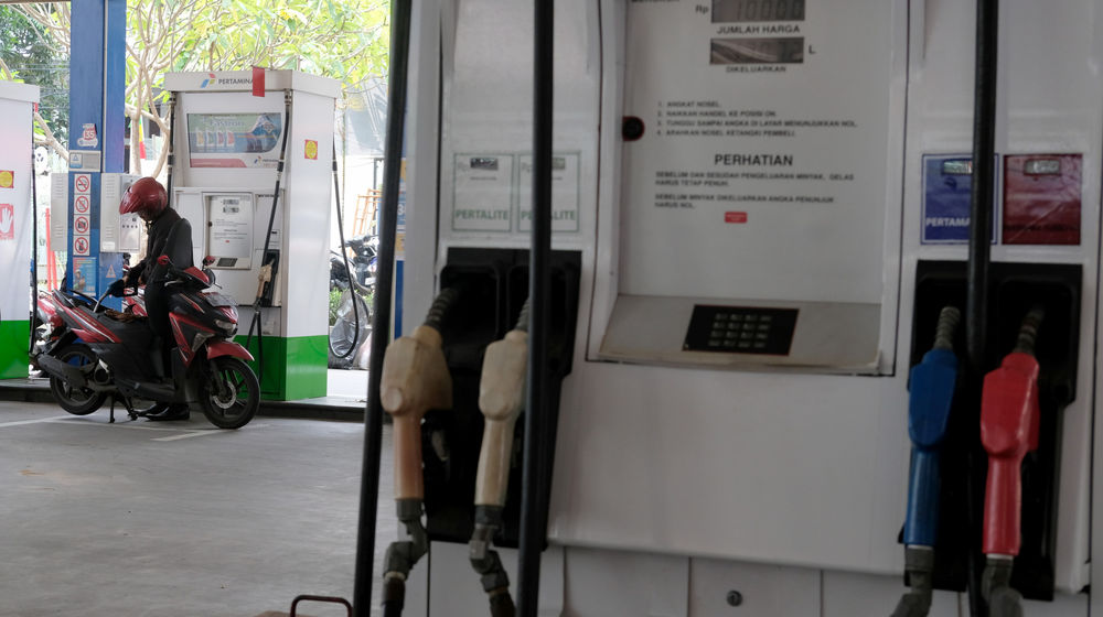 <p>Warga melakukan pengisian bahan bakar kendaraan di Stasiun Pengisian Bahan Bakar Umum (SPBU), di kawasan Kuningan, Jakarta, Senin, 10 Agustus 2020. Dalam rangka menyambut HUT Ke-75 RI Pertamina memberikan program “promo merdeka” pengembalian dana atau cashback sebesar 30 persen dengan pengembalian maksimal Rp 15.000, untuk pembelian BBM jenis Pertalite, Pertamax, Pertamax Turbo, Dexlite dan Pertamina Dex kepada masyarakat yang melakukan pembelian melalui aplikasi MyPertamina. Cashback bisa didapatkan diseluruh SPBU Pertamina yang sudah tersedia pembayaran dengan aplikasi MyPertamina selama periode 1-31 Agustus 2020<br />
 Foto: Ismail Pohan/TrenAsia</p>
