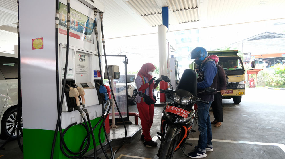 <p>Warga melakukan pengisian bahan bakar kendaraan di Stasiun Pengisian Bahan Bakar Umum (SPBU), di kawasan Kuningan, Jakarta, Senin, 10 Agustus 2020. Dalam rangka menyambut HUT Ke-75 RI Pertamina memberikan program “promo merdeka” pengembalian dana atau cashback sebesar 30 persen dengan pengembalian maksimal Rp 15.000, untuk pembelian BBM jenis Pertalite, Pertamax, Pertamax Turbo, Dexlite dan Pertamina Dex kepada masyarakat yang melakukan pembelian melalui aplikasi MyPertamina. Cashback bisa didapatkan diseluruh SPBU Pertamina yang sudah tersedia pembayaran dengan aplikasi MyPertamina selama periode 1-31 Agustus 2020. Foto: Ismail Pohan/TrenAsia</p>
