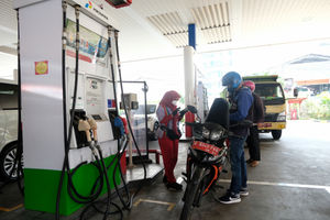 <p>Warga melakukan pengisian bahan bakar kendaraan di Stasiun Pengisian Bahan Bakar Umum (SPBU), di kawasan Kuningan, Jakarta, Senin, 10 Agustus 2020. Dalam rangka menyambut HUT Ke-75 RI Pertamina memberikan program “promo merdeka” pengembalian dana atau cashback sebesar 30 persen dengan pengembalian maksimal Rp 15.000, untuk pembelian BBM jenis Pertalite, Pertamax, Pertamax Turbo, Dexlite dan Pertamina Dex kepada masyarakat yang melakukan pembelian melalui aplikasi MyPertamina. Cashback bisa didapatkan diseluruh SPBU Pertamina yang sudah tersedia pembayaran dengan aplikasi MyPertamina selama periode 1-31 Agustus 2020. Foto: Ismail Pohan/TrenAsia</p>
