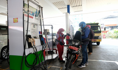 <p>Warga melakukan pengisian bahan bakar kendaraan di Stasiun Pengisian Bahan Bakar Umum (SPBU), di kawasan Kuningan, Jakarta, Senin, 10 Agustus 2020. Dalam rangka menyambut HUT Ke-75 RI Pertamina memberikan program “promo merdeka” pengembalian dana atau cashback sebesar 30 persen dengan pengembalian maksimal Rp 15.000, untuk pembelian BBM jenis Pertalite, Pertamax, Pertamax Turbo, Dexlite dan Pertamina Dex kepada masyarakat yang melakukan pembelian melalui aplikasi MyPertamina. Cashback bisa didapatkan diseluruh SPBU Pertamina yang sudah tersedia pembayaran dengan aplikasi MyPertamina selama periode 1-31 Agustus 2020. Foto: Ismail Pohan/TrenAsia</p>
