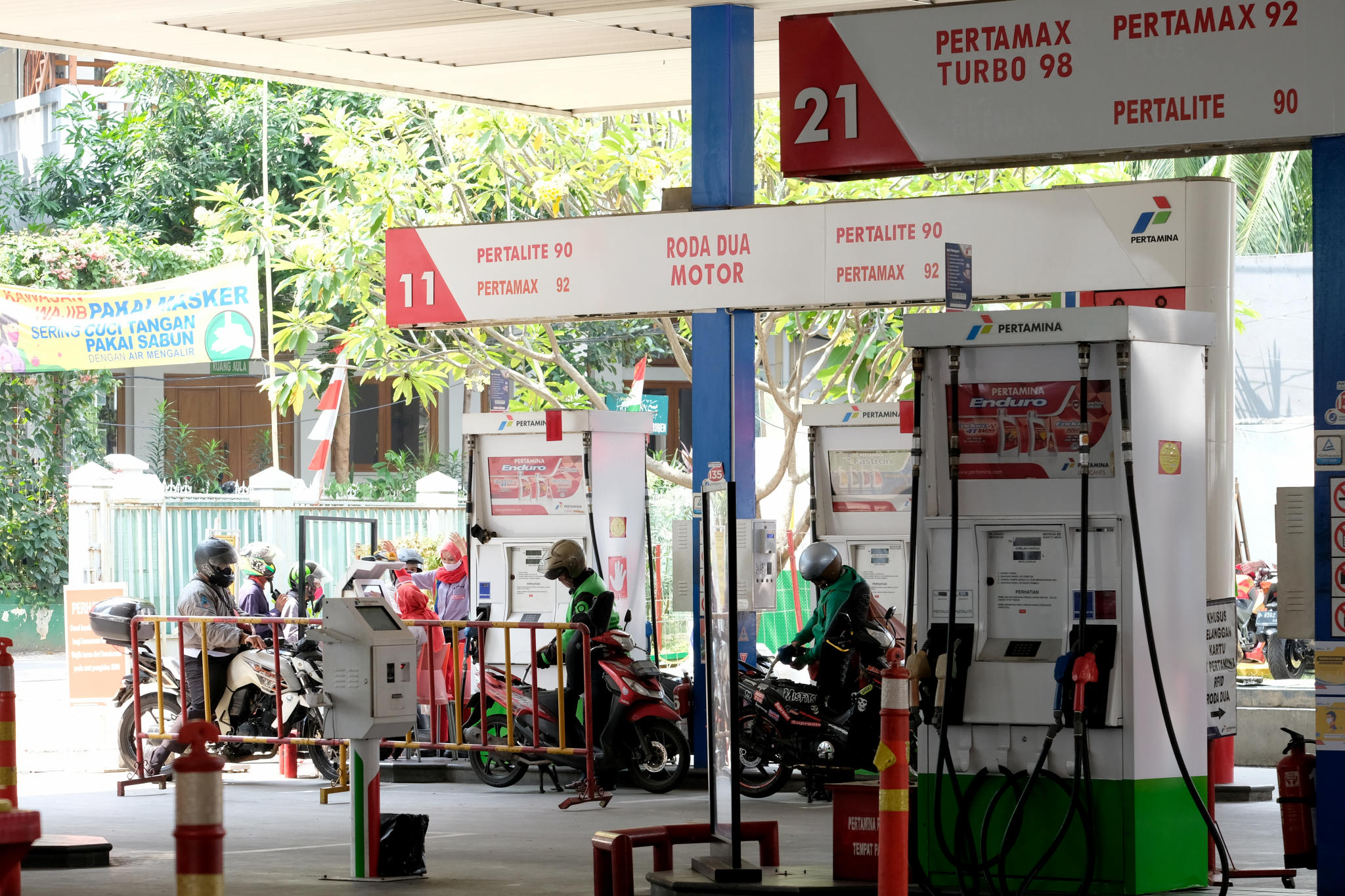 Warga melakukan pengisian bahan bakar kendaraan di Stasiun Pengisian Bahan Bakar Umum (SPBU), di kawasan Kuningan.