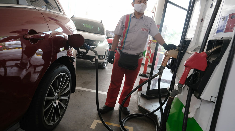 <p>Warga melakukan pengisian bahan bakar kendaraan di Stasiun Pengisian Bahan Bakar Umum (SPBU), di kawasan Kuningan, Jakarta, Senin, 10 Agustus 2020. Dalam rangka menyambut HUT Ke-75 RI Pertamina memberikan program “promo merdeka” pengembalian dana atau cashback sebesar 30 persen dengan pengembalian maksimal Rp 15.000, untuk pembelian BBM jenis Pertalite, Pertamax, Pertamax Turbo, Dexlite dan Pertamina Dex kepada masyarakat yang melakukan pembelian melalui aplikasi MyPertamina. Cashback bisa didapatkan diseluruh SPBU Pertamina yang sudah tersedia pembayaran dengan aplikasi MyPertamina selama periode 1-31 Agustus 2020. Foto: Ismail Pohan/TrenAsia</p>
