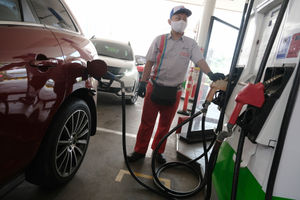 <p>Warga melakukan pengisian bahan bakar kendaraan di Stasiun Pengisian Bahan Bakar Umum (SPBU), di kawasan Kuningan, Jakarta, Senin, 10 Agustus 2020. Dalam rangka menyambut HUT Ke-75 RI Pertamina memberikan program “promo merdeka” pengembalian dana atau cashback sebesar 30 persen dengan pengembalian maksimal Rp 15.000, untuk pembelian BBM jenis Pertalite, Pertamax, Pertamax Turbo, Dexlite dan Pertamina Dex kepada masyarakat yang melakukan pembelian melalui aplikasi MyPertamina. Cashback bisa didapatkan diseluruh SPBU Pertamina yang sudah tersedia pembayaran dengan aplikasi MyPertamina selama periode 1-31 Agustus 2020. Foto: Ismail Pohan/TrenAsia</p>