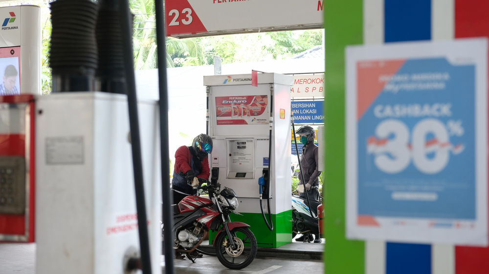 <p>Warga melakukan pengisian bahan bakar kendaraan di Stasiun Pengisian Bahan Bakar Umum (SPBU), di kawasan Kuningan, Jakarta, Senin, 10 Agustus 2020. Dalam rangka menyambut HUT Ke-75 RI Pertamina memberikan program “promo merdeka” pengembalian dana atau cashback sebesar 30 persen dengan pengembalian maksimal Rp 15.000, untuk pembelian BBM jenis Pertalite, Pertamax, Pertamax Turbo, Dexlite dan Pertamina Dex kepada masyarakat yang melakukan pembelian melalui aplikasi MyPertamina. Cashback bisa didapatkan diseluruh SPBU Pertamina yang sudah tersedia pembayaran dengan aplikasi MyPertamina selama periode 1-31 Agustus 2020. Foto: Ismail Pohan/TrenAsia</p>