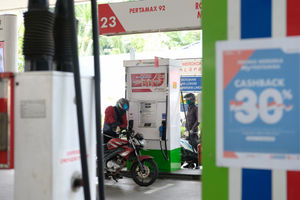 <p>Warga melakukan pengisian bahan bakar kendaraan di Stasiun Pengisian Bahan Bakar Umum (SPBU), di kawasan Kuningan, Jakarta, Senin, 10 Agustus 2020. Dalam rangka menyambut HUT Ke-75 RI Pertamina memberikan program “promo merdeka” pengembalian dana atau cashback sebesar 30 persen dengan pengembalian maksimal Rp 15.000, untuk pembelian BBM jenis Pertalite, Pertamax, Pertamax Turbo, Dexlite dan Pertamina Dex kepada masyarakat yang melakukan pembelian melalui aplikasi MyPertamina. Cashback bisa didapatkan diseluruh SPBU Pertamina yang sudah tersedia pembayaran dengan aplikasi MyPertamina selama periode 1-31 Agustus 2020. Foto: Ismail Pohan/TrenAsia</p>
