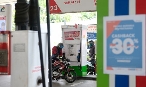 <p>Warga melakukan pengisian bahan bakar kendaraan di Stasiun Pengisian Bahan Bakar Umum (SPBU), di kawasan Kuningan, Jakarta, Senin, 10 Agustus 2020. Dalam rangka menyambut HUT Ke-75 RI Pertamina memberikan program “promo merdeka” pengembalian dana atau cashback sebesar 30 persen dengan pengembalian maksimal Rp 15.000, untuk pembelian BBM jenis Pertalite, Pertamax, Pertamax Turbo, Dexlite dan Pertamina Dex kepada masyarakat yang melakukan pembelian melalui aplikasi MyPertamina. Cashback bisa didapatkan diseluruh SPBU Pertamina yang sudah tersedia pembayaran dengan aplikasi MyPertamina selama periode 1-31 Agustus 2020. Foto: Ismail Pohan/TrenAsia</p>
