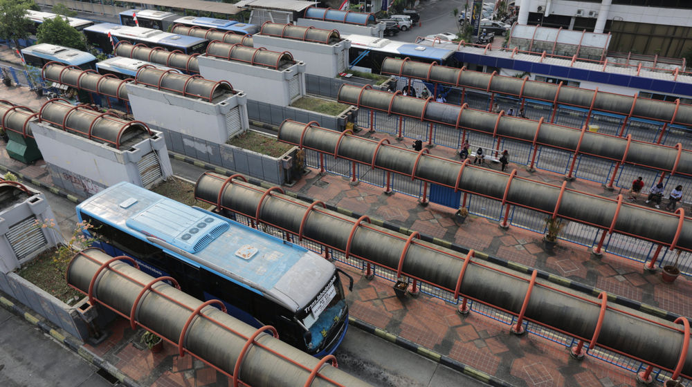 <p>Suasana Terminal Blok M, Jakarta, Rabu, 5 Agustus 2020. Pemerintah masih berupaya keras memulihkan aktivitas transportasi di masa adaptasi kebiasaan baru (AKB), karena akibat pandemi masyarakat masih berwaspada menggunakan angkutan umum. Kementerian Perhubungan menegaskan upayanya melalui ketersediaan layanan angkutan umum massal yang melaksanakan penerapan protokol kesehatan di tempat pemberangkatan, selama perjalanan maupun di tempat kedatangan. Foto: Ismail Pohan/TrenAsia</p>
