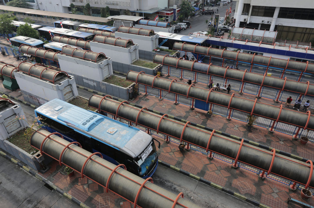 <p>Suasana Terminal Blok M, Jakarta, Rabu, 5 Agustus 2020. Pemerintah masih berupaya keras memulihkan aktivitas transportasi di masa adaptasi kebiasaan baru (AKB), karena akibat pandemi masyarakat masih berwaspada menggunakan angkutan umum. Kementerian Perhubungan menegaskan upayanya melalui ketersediaan layanan angkutan umum massal yang melaksanakan penerapan protokol kesehatan di tempat pemberangkatan, selama perjalanan maupun di tempat kedatangan. Foto: Ismail Pohan/TrenAsia</p>
