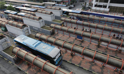 <p>Suasana Terminal Blok M, Jakarta, Rabu, 5 Agustus 2020. Pemerintah masih berupaya keras memulihkan aktivitas transportasi di masa adaptasi kebiasaan baru (AKB), karena akibat pandemi masyarakat masih berwaspada menggunakan angkutan umum. Kementerian Perhubungan menegaskan upayanya melalui ketersediaan layanan angkutan umum massal yang melaksanakan penerapan protokol kesehatan di tempat pemberangkatan, selama perjalanan maupun di tempat kedatangan. Foto: Ismail Pohan/TrenAsia</p>
