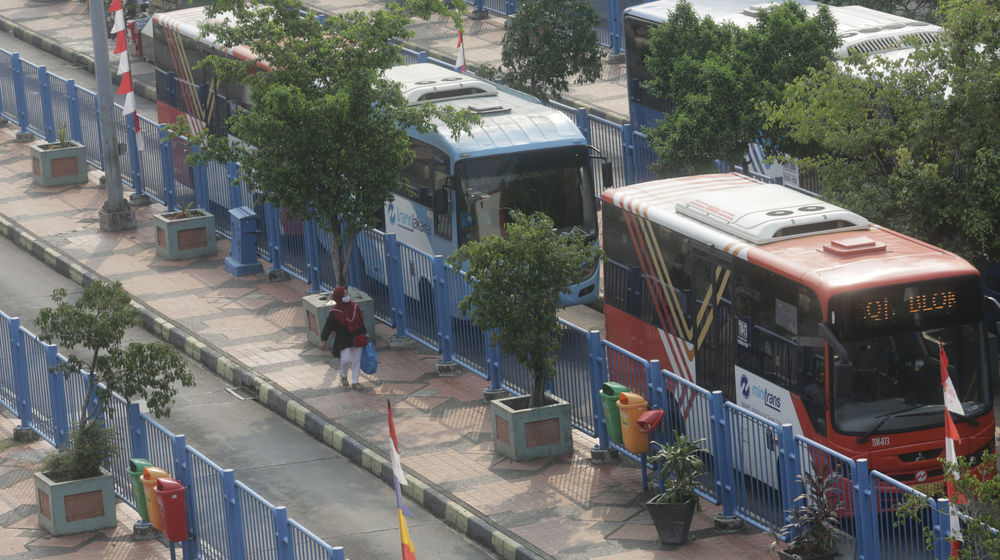 <p>Warga melintas diantara Bus di Terminal Blok M, Jakarta, Rabu, 5 Agustus 2020. Pemerintah masih berupaya keras memulihkan aktivitas transportasi di masa adaptasi kebiasaan baru (AKB), karena akibat pandemi masyarakat masih berwaspada menggunakan angkutan umum. Kementerian Perhubungan menegaskan upayanya melalui ketersediaan layanan angkutan umum massal yang melaksanakan penerapan protokol kesehatan di tempat pemberangkatan, selama perjalanan maupun di tempat kedatangan. Foto: Ismail Pohan/TrenAsia</p>
