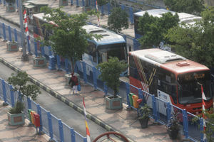 <p>Warga melintas diantara Bus di Terminal Blok M, Jakarta, Rabu, 5 Agustus 2020. Pemerintah masih berupaya keras memulihkan aktivitas transportasi di masa adaptasi kebiasaan baru (AKB), karena akibat pandemi masyarakat masih berwaspada menggunakan angkutan umum. Kementerian Perhubungan menegaskan upayanya melalui ketersediaan layanan angkutan umum massal yang melaksanakan penerapan protokol kesehatan di tempat pemberangkatan, selama perjalanan maupun di tempat kedatangan. Foto: Ismail Pohan/TrenAsia</p>
