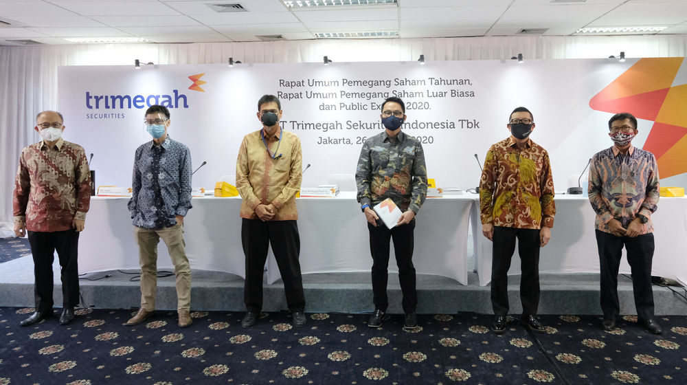 <p>Direktur Utama PT Trimegah Sekuritas Indonesia Tbk (TRIM) Stephanus Turangan (ketiga kanan) didampingi Komisaris Utama Trimegah Rizal Bambang Prasetijo (ketiga kiri), Komisaris Trimegah Sunata Tjiterosampurno (kedua kiri), Komisaris Trimegah Edy Sugito (kiri), Direktur Trimegah David Agus (kedua kanan), dan Direktur Trimegah Syafriandi Armand Saleh (kanan) berfoto bersama usai Rapat Umum Pemegang Saham Tahunan (RUPST) Trimegah di Jakarta, Rabu, 26 Agustus 2020. Dalam menghadapi 2020, Trimegah akan terus berupaya mengoptimalkan setiap peluang transaksi dengan mengedepankan layanan secara digital dan edukasi, sambil menerapkan prinsip kehati-hatian secara disiplin dalam semua aspek. Perusahaan mencatatkan kinerja positif pada 2019 dengan jumlah produk reksa dana yang dijual mencapai 112 produk dari 22 Manajer Investasi (MI) dan dana kelolaan hingga Rp 2,08 triliun, tumbuh 15% dari tahun lalu sebesar Rp 1,8 triliun. Foto: Ismail Pohan/TrenAsia</p>
