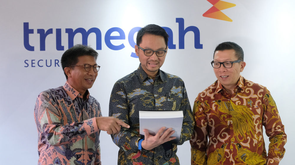 <p>Direktur Utama PT Trimegah Sekuritas Indonesia Tbk Stephanus Turangan (tengah) didampingi oleh Direktur Trimegah David Agus (kanan) dan Direktur Trimegah Syafriandi Armand Saleh (kiri) berfoto bersama usai acara Rapat Umum Pemegang Saham Tahunan (RUPST) Trimegah Sekuritas di Jakarta, Rabu, 26 Agustus 2020. Dalam menghadapi 2020, Trimegah akan terus berupaya mengoptimalkan setiap peluang transaksi dengan mengedepankan layanan secara digital dan edukasi, sambil menerapkan prinsip kehati-hatian secara disiplin dalam semua aspek. Perusahaan mencatatkan kinerja positif pada 2019 dengan jumlah produk reksa dana yang dijual mencapai 112 produk dari 22 Manajer Investasi (MI) dan dana kelolaan hingga Rp 2,08 triliun, tumbuh 15% dari tahun lalu sebesar Rp 1,8 triliun. Foto: Ismail Pohan/TrenAsia</p>
