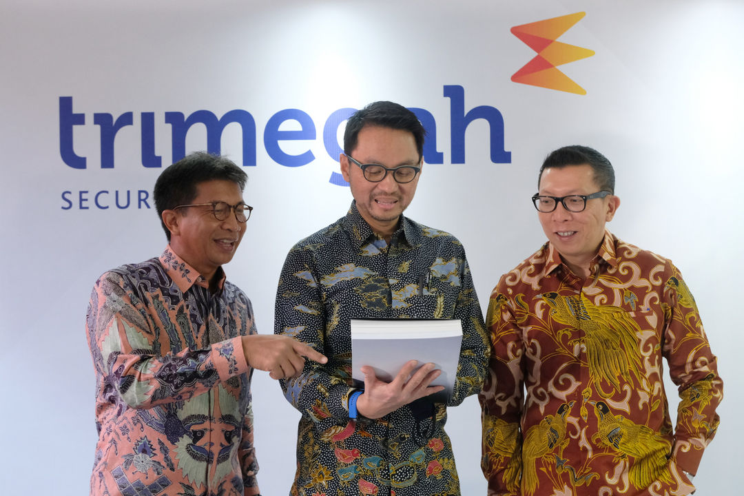 <p>Direktur Utama PT Trimegah Sekuritas Indonesia Tbk Stephanus Turangan (tengah) didampingi oleh Direktur Trimegah David Agus (kanan) dan Direktur Trimegah Syafriandi Armand Saleh (kiri) berfoto bersama usai acara Rapat Umum Pemegang Saham Tahunan (RUPST) Trimegah Sekuritas di Jakarta, Rabu, 26 Agustus 2020. Dalam menghadapi 2020, Trimegah akan terus berupaya mengoptimalkan setiap peluang transaksi dengan mengedepankan layanan secara digital dan edukasi, sambil menerapkan prinsip kehati-hatian secara disiplin dalam semua aspek. Perusahaan mencatatkan kinerja positif pada 2019 dengan jumlah produk reksa dana yang dijual mencapai 112 produk dari 22 Manajer Investasi (MI) dan dana kelolaan hingga Rp 2,08 triliun, tumbuh 15% dari tahun lalu sebesar Rp 1,8 triliun. Foto: Ismail Pohan/TrenAsia</p>
