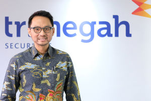 <p>Direktur Utama PT Trimegah Sekuritas Indonesia Tbk Stephanus Turangan berpose usai Rapat Umum Pemegang Saham Tahunan (RUPST) Trimegah Sekuritas di Jakarta, Rabu, 26 Agustus 2020. Dalam menghadapi 2020, Trimegah akan terus berupaya mengoptimalkan setiap peluang transaksi dengan mengedepankan layanan secara digital dan edukasi, sambil menerapkan prinsip kehati-hatian secara disiplin dalam semua aspek. Perusahaan mencatatkan kinerja positif pada 2019 dengan jumlah produk reksa dana yang dijual mencapai 112 produk dari 22 Manajer Investasi (MI) dan dana kelolaan hingga Rp 2,08 triliun, tumbuh 15% dari tahun lalu sebesar Rp 1,8 triliun. Foto: Ismail Pohan/TrenAsia</p>

