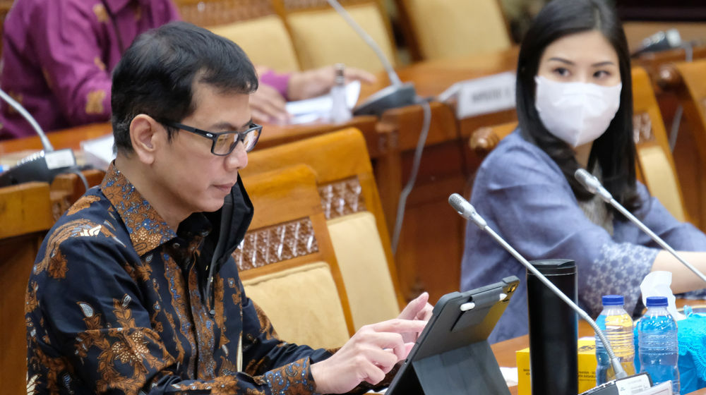 <p>Menparekraf Wishnutama Kusubandio (kiri) didampingi Wakil Menteri Angela Tanoesoedibjo (kanan) mengikuti Rapat Kerja dengan Komisi X DPR di Kompleks Parlemen Senayan, Jakarta, Rabu, 26 Agustus 2020. Rapat tersebut membahas Penyampaian laporan rekomendasi hasil Panja Pemulihan Pariwisata Komisi X DPR RI dan Pembahasan laporan Keuangan Pemerintah Pusat TA 2019. Foto: Ismail Pohan/TrenAsia</p>