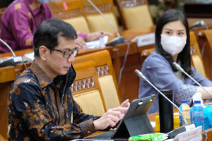 <p>Menparekraf Wishnutama Kusubandio (kiri) didampingi Wakil Menteri Angela Tanoesoedibjo (kanan) mengikuti Rapat Kerja dengan Komisi X DPR di Kompleks Parlemen Senayan,  Jakarta,  Rabu, 26 Agustus 2020. Rapat tersebut membahas Penyampaian laporan rekomendasi hasil Panja Pemulihan Pariwisata Komisi X DPR RI dan Pembahasan laporan Keuangan Pemerintah Pusat TA 2019. Foto: Ismail Pohan/TrenAsia</p>
