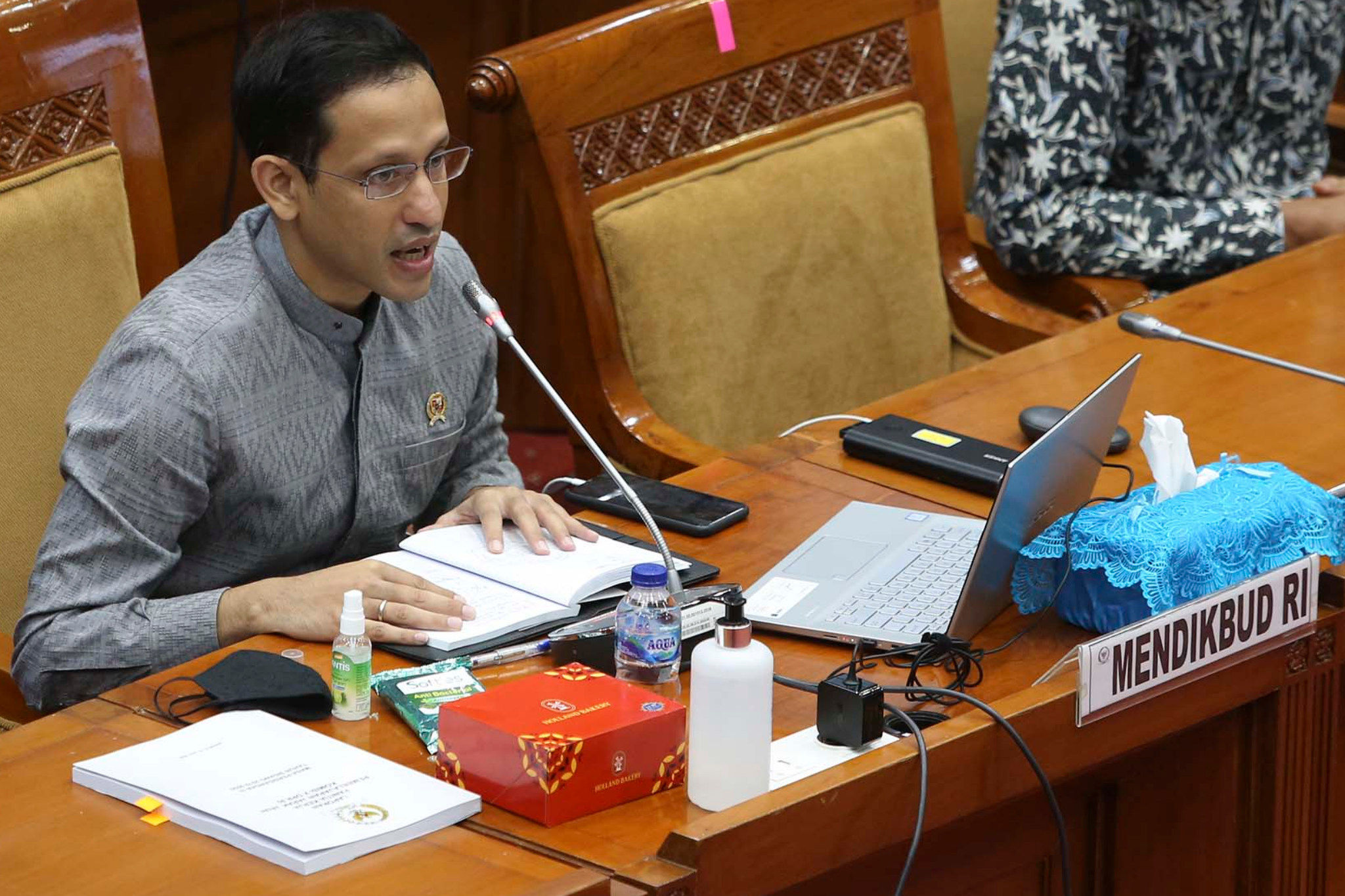 <p>Menteri Pendidikan dan Kebudayaan Nadiem Makarim (tengah) menyampaikan tanggapan tentang rekomendasi Panitia Kerja (Panja) Pembelajaran Jarak Jauh dalam rapat kerja bersama Komisi X DPR di Komplek Parlemen Senayan, Jakarta, Kamis, 27 Agustus 2020. Rapat kerja tersebut membahas tentang laporan keuangan Kementerian Pendidikan dan Kebudayaan Tahun Anggaran 2019, proses hibah hak paten merdeka belajar serta kebijakan sekolah yang berada dalam zona hijau COVID-19. Foto: Ismail Pohan/TrenAsia</p>
