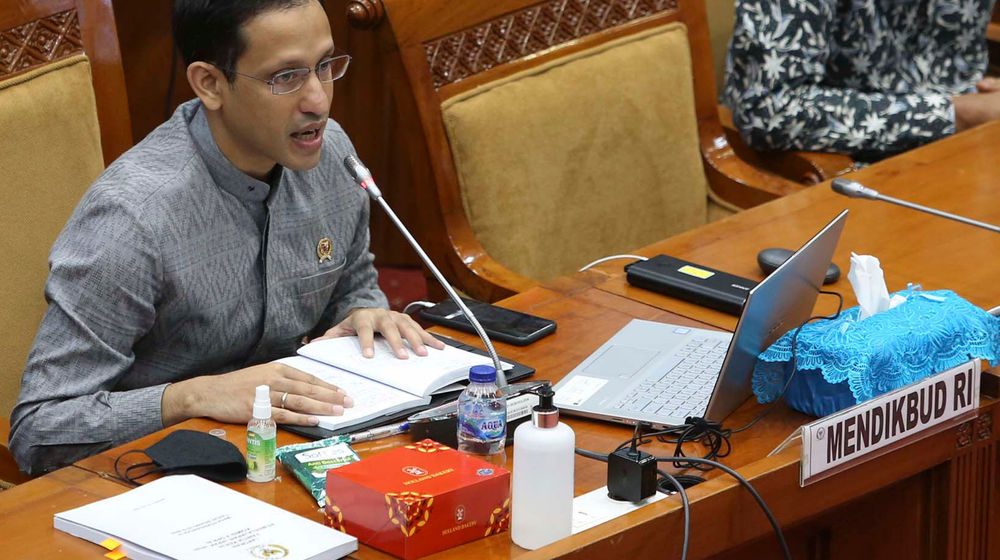 <p>Menteri Pendidikan dan Kebudayaan Nadiem Makarim (tengah) menyampaikan tanggapan tentang rekomendasi Panitia Kerja (Panja) Pembelajaran Jarak Jauh dalam rapat kerja bersama Komisi X DPR di Komplek Parlemen Senayan, Jakarta, Kamis, 27 Agustus 2020. Rapat kerja tersebut membahas tentang laporan keuangan Kementerian Pendidikan dan Kebudayaan Tahun Anggaran 2019, proses hibah hak paten merdeka belajar serta kebijakan sekolah yang berada dalam zona hijau COVID-19. Foto: Ismail Pohan/TrenAsia</p>
