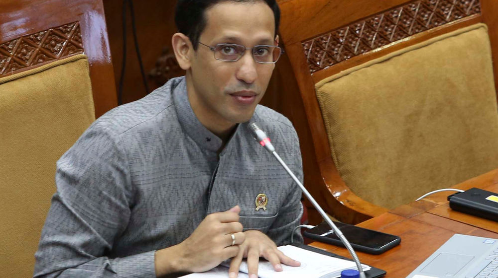 <p>Menteri Pendidikan dan Kebudayaan Nadiem Makarim menyampaikan tanggapan tentang rekomendasi Panitia Kerja (Panja) Pembelajaran Jarak Jauh dalam rapat kerja bersama Komisi X DPR di Komplek Parlemen Senayan, Jakarta, Kamis, 27 Agustus 2020. Rapat kerja tersebut membahas tentang laporan keuangan Kementerian Pendidikan dan Kebudayaan Tahun Anggaran 2019, proses hibah hak paten merdeka belajar serta kebijakan sekolah yang berada dalam zona hijau COVID-19. Foto: Ismail Pohan/TrenAsia</p>
