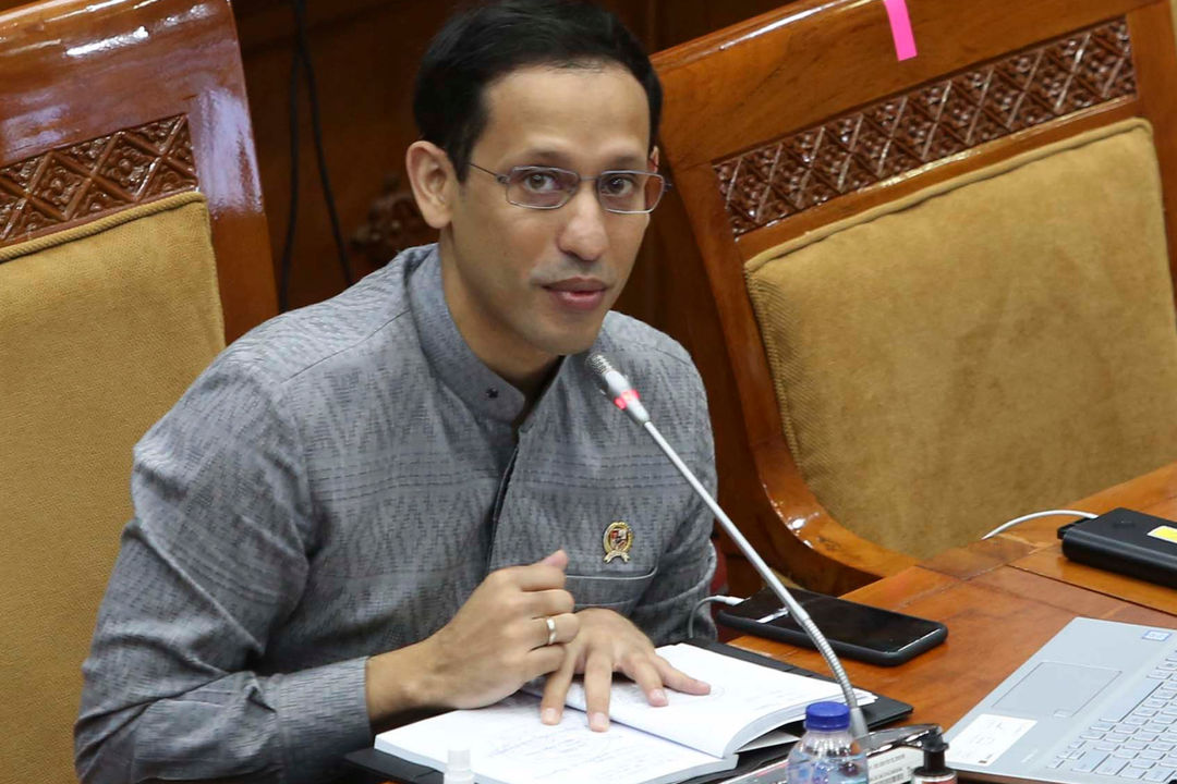 <p>Menteri Pendidikan dan Kebudayaan Nadiem Makarim menyampaikan tanggapan tentang rekomendasi Panitia Kerja (Panja) Pembelajaran Jarak Jauh dalam rapat kerja bersama Komisi X DPR di Komplek Parlemen Senayan, Jakarta, Kamis, 27 Agustus 2020. Rapat kerja tersebut membahas tentang laporan keuangan Kementerian Pendidikan dan Kebudayaan Tahun Anggaran 2019, proses hibah hak paten merdeka belajar serta kebijakan sekolah yang berada dalam zona hijau COVID-19. Foto: Ismail Pohan/TrenAsia</p>
