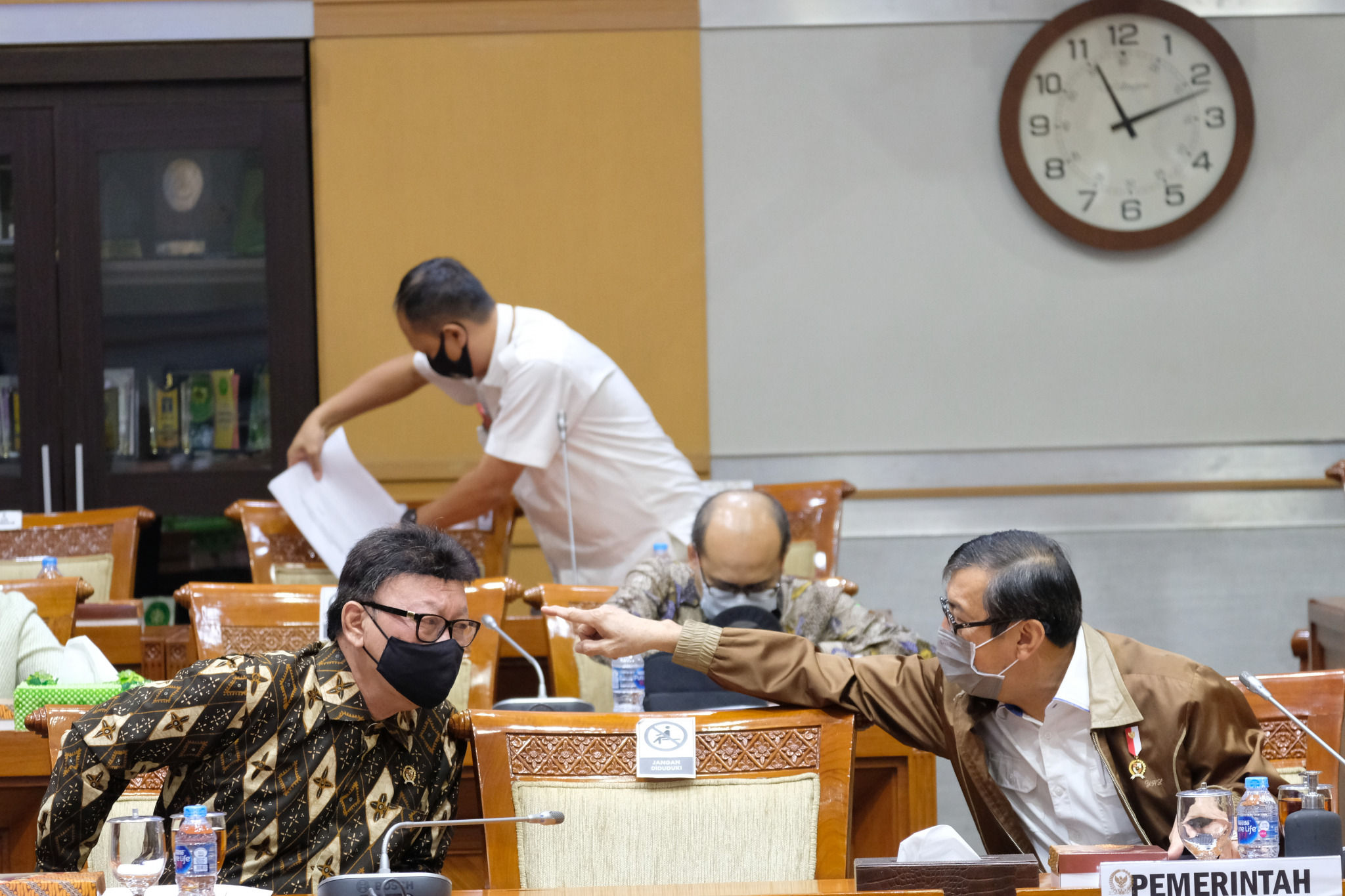 <p>Menteri Hukum dan Hak Asasi Manusia (Menkumham), Yasonna Laoly (kanan) berbincang dengan Menteri Pendayagunaan Aparatur Negara dan Reformasi Biroksi (Menpan RB), Tjahjo Kumolo (kiri) pada Rapat Kerja dengan Komisi III DPR RI, di komplek Parlemen Senayan, Selasa, 25 Agustus 2020. Rapat Kerja membahas Rancangan Undang-Undang tentang perubahan ketiga atas Undang-Undang No.24 tahun 2003 tentang mahkamah konstitusi. Foto: Ismail Pohan/TrenAsia</p>
