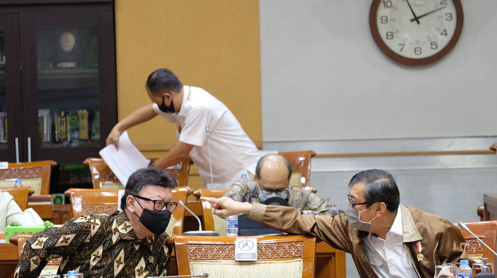 <p>Menteri Hukum dan Hak Asasi Manusia (Menkumham), Yasonna Laoly (kanan) berbincang dengan Menteri Pendayagunaan Aparatur Negara dan Reformasi Biroksi (Menpan RB), Tjahjo Kumolo (kiri) pada Rapat Kerja dengan Komisi III DPR RI, di komplek Parlemen Senayan, Selasa, 25 Agustus 2020. Rapat Kerja membahas Rancangan Undang-Undang tentang perubahan ketiga atas Undang-Undang No.24 tahun 2003 tentang mahkamah konstitusi. Foto: Ismail Pohan/TrenAsia</p>
