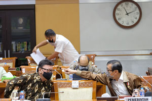 <p>Menteri Hukum dan Hak Asasi Manusia (Menkumham), Yasonna Laoly (kanan) berbincang dengan Menteri Pendayagunaan Aparatur Negara dan Reformasi Biroksi (Menpan RB), Tjahjo Kumolo (kiri) pada Rapat Kerja dengan Komisi III DPR RI, di komplek Parlemen Senayan, Selasa, 25 Agustus 2020. Rapat Kerja membahas Rancangan Undang-Undang tentang perubahan ketiga atas Undang-Undang No.24 tahun 2003 tentang mahkamah konstitusi. Foto: Ismail Pohan/TrenAsia</p>
