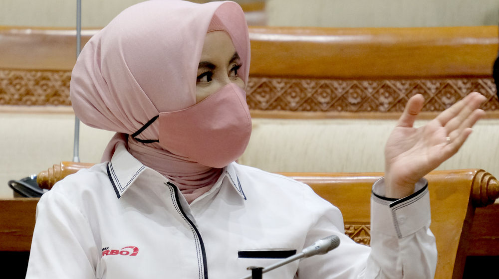 <p>Direktur Utama PT Pertamina (Persero) Nicke Widyawati saat menghadiri Rapat Dengar Pendapat dengan Komisi VII DPR di Kompleks Parlemen Senayan, Jakarta, Senin, 31 Agustus 2020. Rapat tersebut membahas tugas dan fungsi ISC sebagai pengganti Petral untuk impor minyak mentah dan BBM, rencana PT Pertamina (Persero) dalam penggunaan BBM ramah lingkungan serta progres dan proyeksi keterjaminan penyediaan LPG 3kg kepada rakyat pada 2020-2024 sesudah restrukturisasi PT Pertamina (Persero) Subholding Pemasaran. Foto: Ismail Pohan/TrenAsia</p>
