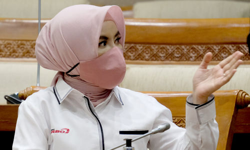 <p>Direktur Utama PT Pertamina (Persero) Nicke Widyawati saat menghadiri Rapat Dengar Pendapat dengan Komisi VII DPR di Kompleks Parlemen Senayan, Jakarta, Senin, 31 Agustus 2020. Rapat tersebut membahas tugas dan fungsi ISC sebagai pengganti Petral untuk impor minyak mentah dan BBM, rencana PT Pertamina (Persero) dalam penggunaan BBM ramah lingkungan serta progres dan proyeksi keterjaminan penyediaan LPG 3kg kepada rakyat pada 2020-2024 sesudah restrukturisasi PT Pertamina (Persero) Subholding Pemasaran. Foto: Ismail Pohan/TrenAsia</p>
