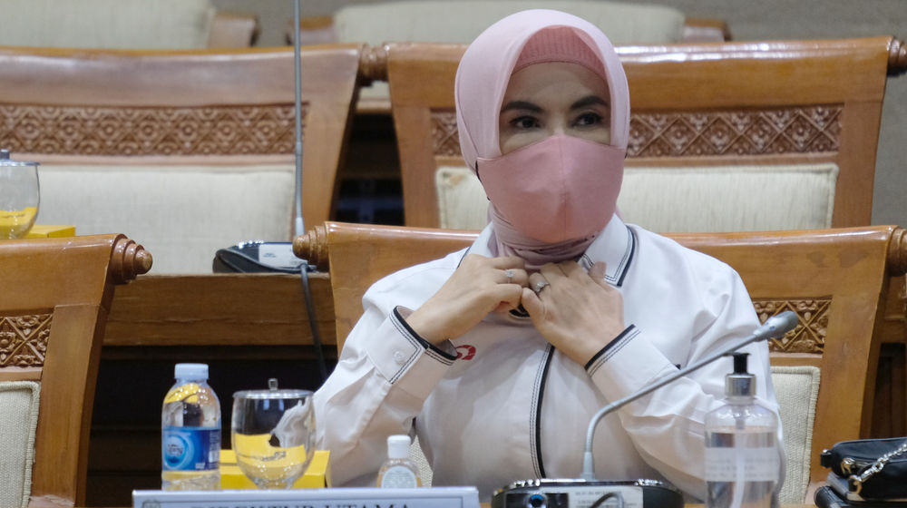 <p>Direktur Utama PT Pertamina (Persero) Nicke Widyawati saat menghadiri Rapat Dengar Pendapat dengan Komisi VII DPR di Kompleks Parlemen Senayan,  Jakarta,  Senin, 31 Agustus 2020. Rapat tersebut meDirektur Utama PT Pertamina (Persero) Nicke Widyawati saat menghadiri Rapat Dengar Pendapat dengan Komisi VII DPR di Kompleks Parlemen Senayan, Jakarta, Senin, 31 Agustus 2020. Rapat tersebut membahas tugas dan fungsi ISC sebagai pengganti Petral untuk impor minyak mentah dan BBM, rencana PT Pertamina (Persero) dalam penggunaan BBM ramah lingkungan serta progres dan proyeksi keterjaminan penyediaan LPG 3kg kepada rakyat pada 2020-2024 sesudah restrukturisasi PT Pertamina (Persero) Subholding Pemasaran. Foto: Ismail Pohan/TrenAsiambahas tugas dan fungsi ISC sebagai pengganti Petral untuk impor minyak mentah dan BBM, rencana PT Pertamina (Persero) dalam penggunaan BBM ramah lingkungan serta progres dan proyeksi keterjaminan penyediaan LPG 3kg kepada rakyat pada 2020-2024 sesudah restrukturisasi PT Pertamina (Persero) Subholding Pemasaran. Foto: Ismail Pohan/TrenAsia</p>
