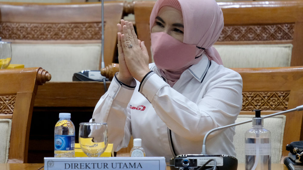 <p>Direktur Utama PT Pertamina (Persero) Nicke Widyawati saat menghadiri Rapat Dengar Pendapat dengan Komisi VII DPR di Kompleks Parlemen Senayan, Jakarta, Senin, 31 Agustus 2020. Rapat tersebut membahas tugas dan fungsi ISC sebagai pengganti Petral untuk impor minyak mentah dan BBM, rencana PT Pertamina (Persero) dalam penggunaan BBM ramah lingkungan serta progres dan proyeksi keterjaminan penyediaan LPG 3kg kepada rakyat pada 2020-2024 sesudah restrukturisasi PT Pertamina (Persero) Subholding Pemasaran. Foto: Ismail Pohan/TrenAsia</p>
