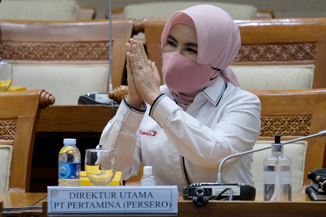 <p>Direktur Utama PT Pertamina (Persero) Nicke Widyawati saat menghadiri Rapat Dengar Pendapat dengan Komisi VII DPR di Kompleks Parlemen Senayan, Jakarta, Senin, 31 Agustus 2020. Rapat tersebut membahas tugas dan fungsi ISC sebagai pengganti Petral untuk impor minyak mentah dan BBM, rencana PT Pertamina (Persero) dalam penggunaan BBM ramah lingkungan serta progres dan proyeksi keterjaminan penyediaan LPG 3kg kepada rakyat pada 2020-2024 sesudah restrukturisasi PT Pertamina (Persero) Subholding Pemasaran. Foto: Ismail Pohan/TrenAsia</p>
