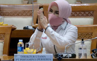 <p>Direktur Utama PT Pertamina (Persero) Nicke Widyawati saat menghadiri Rapat Dengar Pendapat dengan Komisi VII DPR di Kompleks Parlemen Senayan, Jakarta, Senin, 31 Agustus 2020. Rapat tersebut membahas tugas dan fungsi ISC sebagai pengganti Petral untuk impor minyak mentah dan BBM, rencana PT Pertamina (Persero) dalam penggunaan BBM ramah lingkungan serta progres dan proyeksi keterjaminan penyediaan LPG 3kg kepada rakyat pada 2020-2024 sesudah restrukturisasi PT Pertamina (Persero) Subholding Pemasaran. Foto: Ismail Pohan/TrenAsia</p>
