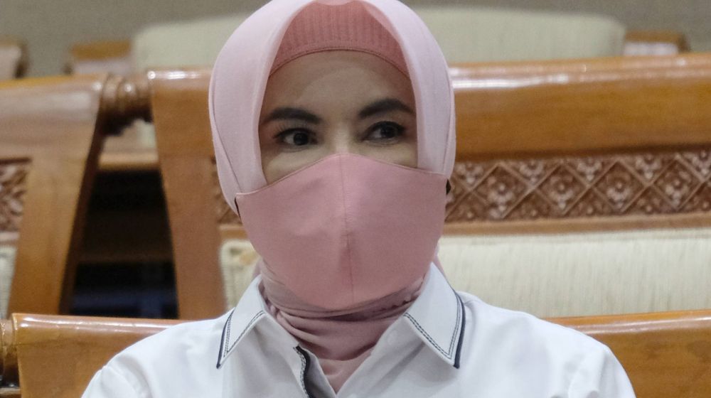 <p>Direktur Utama PT Pertamina (Persero) Nicke Widyawati saat menghadiri Rapat Dengar Pendapat dengan Komisi VII DPR di Kompleks Parlemen Senayan, Jakarta, Senin, 31 Agustus 2020. Rapat tersebut membahas tugas dan fungsi ISC sebagai pengganti Petral untuk impor minyak mentah dan BBM, rencana PT Pertamina (Persero) dalam penggunaan BBM ramah lingkungan serta progres dan proyeksi keterjaminan penyediaan LPG 3kg kepada rakyat pada 2020-2024 sesudah restrukturisasi PT Pertamina (Persero) Subholding Pemasaran. Foto: Ismail Pohan/TrenAsia</p>
