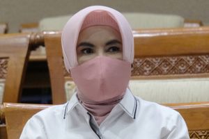 <p>Direktur Utama PT Pertamina (Persero) Nicke Widyawati saat menghadiri Rapat Dengar Pendapat dengan Komisi VII DPR di Kompleks Parlemen Senayan, Jakarta, Senin, 31 Agustus 2020. Rapat tersebut membahas tugas dan fungsi ISC sebagai pengganti Petral untuk impor minyak mentah dan BBM, rencana PT Pertamina (Persero) dalam penggunaan BBM ramah lingkungan serta progres dan proyeksi keterjaminan penyediaan LPG 3kg kepada rakyat pada 2020-2024 sesudah restrukturisasi PT Pertamina (Persero) Subholding Pemasaran. Foto: Ismail Pohan/TrenAsia</p>
