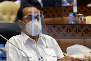<p>Menteri Perhubungan Budi Karya Sumadi menghadiri rapat kerja