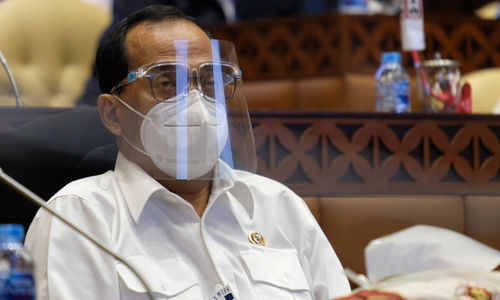 <p>Menteri Perhubungan Budi Karya Sumadi menghadiri rapat kerja