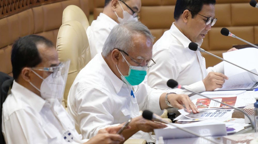 <p>Menteri Perhubungan Budi Karya Sumadi (kiri), Menteri PUPR Basuki Hadimuljono (tengah) dan Menteri Desa PDTT dan Transmigrasi Abdul Halim Iskandar (kanan) menghadiri rapat kerja dengan Komisi V DPR di Kompleks Parlemen Senayan, Jakarta, Senin, 31 Agustus 2020. Rapat tersebut membahas laporan keuangan pemerintah pusat APBN TA. 2019 dan realisasi APBN TA. 2020 sampai dengan Bulan Agustus 2020. Foto: Ismail Pohan/TrenAsia</p>